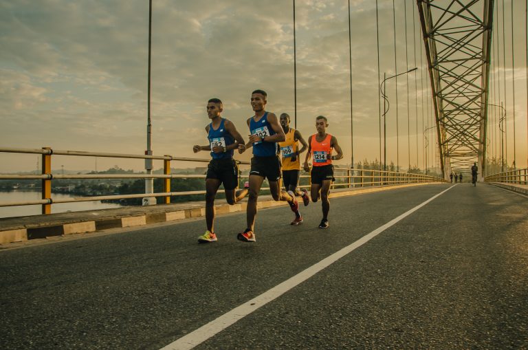 Si eres corredor entrenar fuerza te ayudará a mejorar la eficiencia en carrera